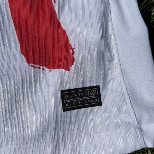 Paris Saint-Germain’s slim fit away jersey